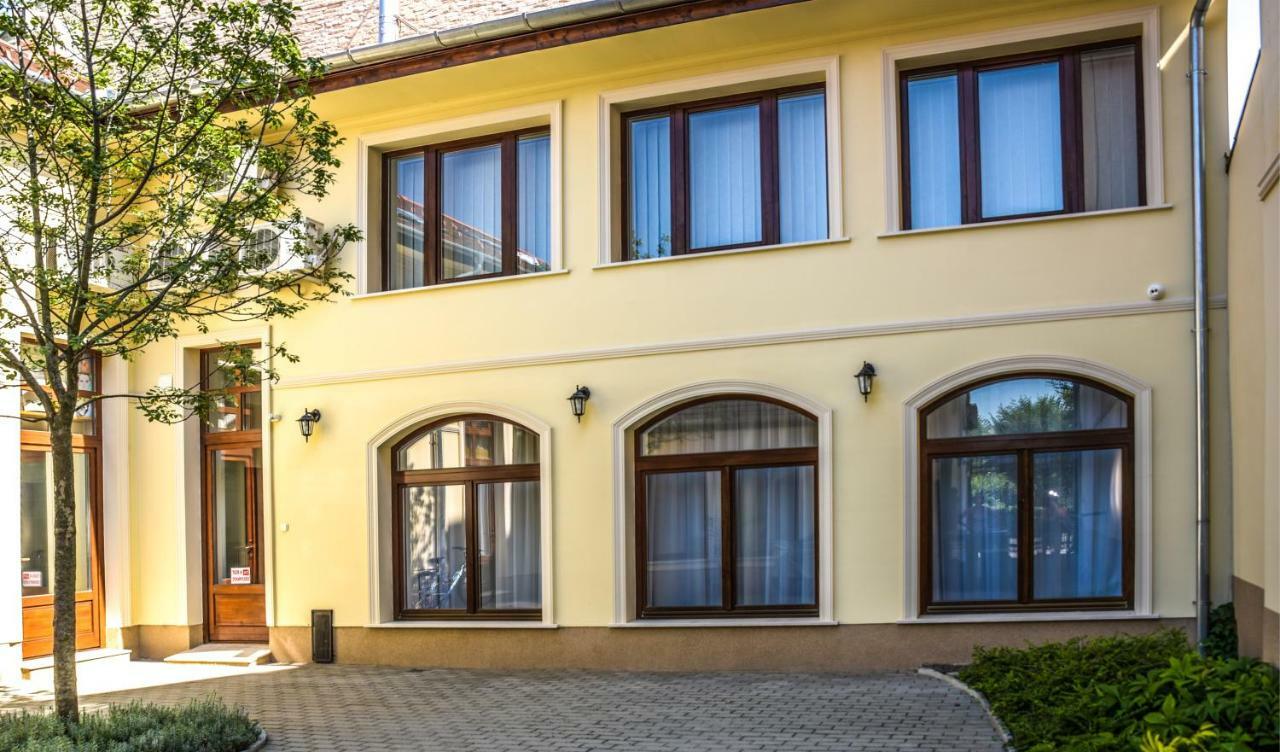 Centrum Apartman Cegled Ngoại thất bức ảnh